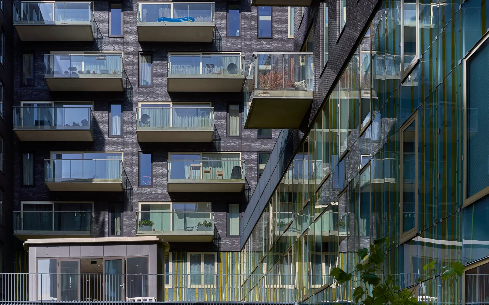 Cam balkon uygulamalı apartman cephesi
