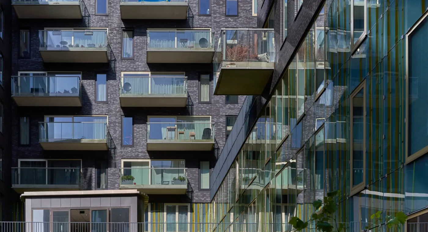 Cam balkon uygulamalı apartman cephesi