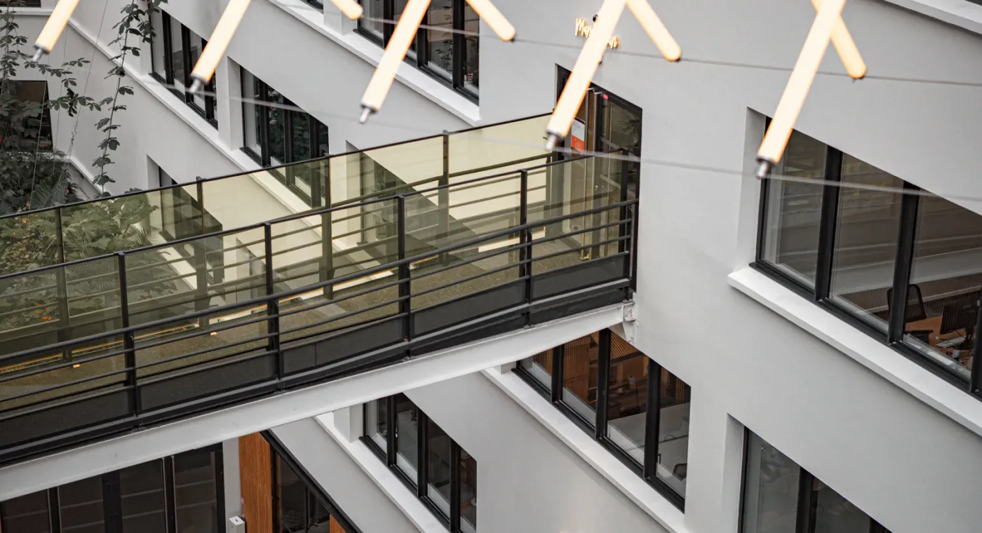 Karşıyaka'da apartman cephesi